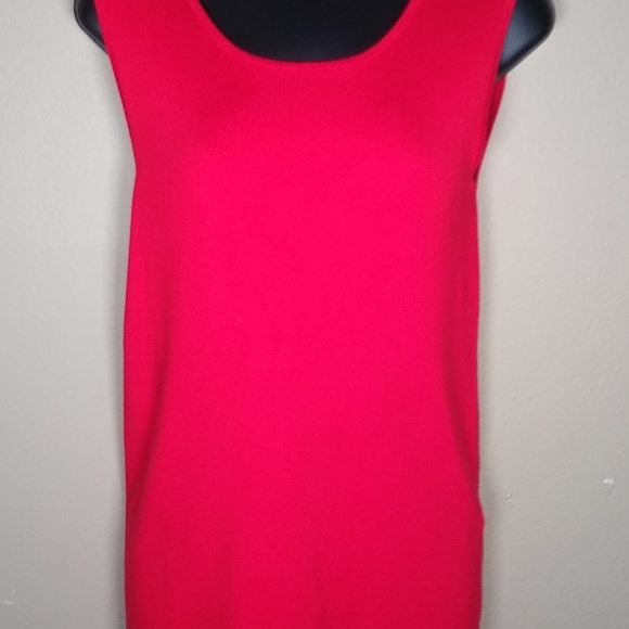 Leo & Nicole Tops - 2/$10 💥 220 EUC Leo & Nicole Red Sleeveless Tank Blouse (Medium)